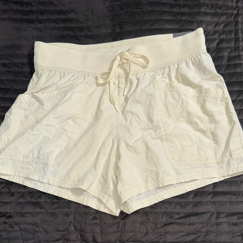 Women's Calia Cream Shorts NWT size large. Journey Collection mid-rise 4” inseam